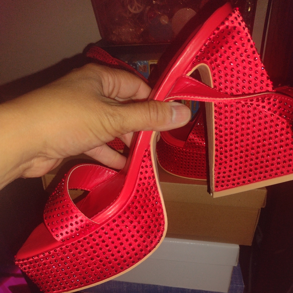 Beautiful NWT red platform sandals size 10